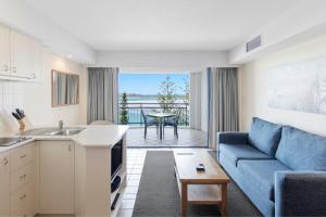 O zonă de relaxare la Ramada Resort by Wyndham Golden Beach