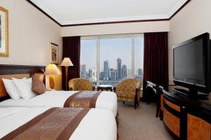 TV a/nebo společenská místnost v ubytování Corniche Hotel Sharjah