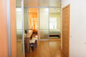 ウラジオストクにあるApartment VLcome Roomsのデスクとベッドルームが備わる客室です。