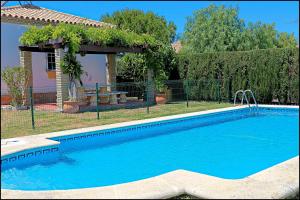 una piscina frente a una casa en Bungalow Ramos III, en Conil de la Frontera