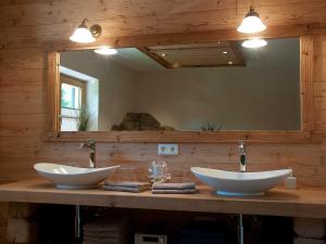 a bathroom with two sinks and a large mirror at Ferienwohnung Ulrich Wurmser in Rottach-Egern