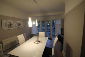 Oak Tree في لندن: غرفة معيشة مع طاولة وكراسي بيضاء