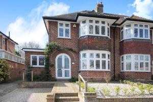 Casa de ladrillo con puertas y ventanas blancas en Oak Tree en Londres