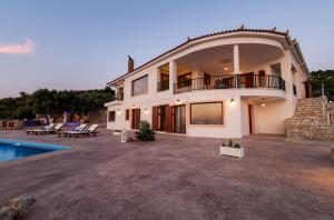 Bazén v ubytování Jessica Luxury Villa nebo v jeho okolí