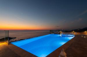 Bazén v ubytování Jessica Luxury Villa nebo v jeho okolí
