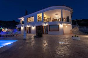 Bazén v ubytování Jessica Luxury Villa nebo v jeho okolí