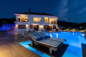 Bazén v ubytování Jessica Luxury Villa nebo v jeho okolí