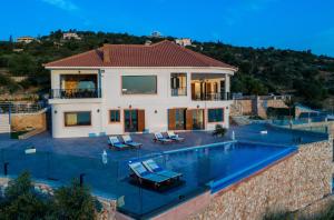 Bazén v ubytování Jessica Luxury Villa nebo v jeho okolí