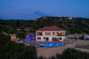 Bazén v ubytování Jessica Luxury Villa nebo v jeho okolí