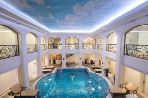 
a large swimming pool in a large room at The St. Regis Moscow Nikolskaya in Moscow
