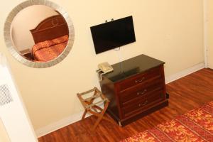 a bedroom with a bed and a dresser and a mirror at Holiday Motel - Santa Maria in Santa Maria