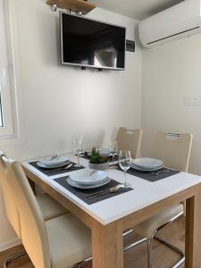 TV a/nebo společenská místnost v ubytování Floating House MM, Marina Portorož