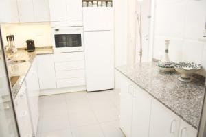 Kuchyňa alebo kuchynka v ubytovaní Playazul seafront apartament