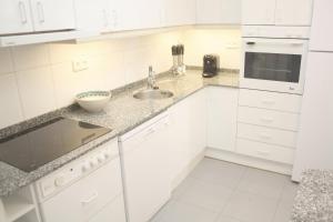 Kuchyňa alebo kuchynka v ubytovaní Playazul seafront apartament