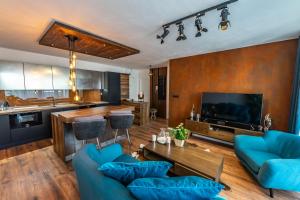 Televízia a/alebo spoločenská miestnosť v ubytovaní More Than Accommodation
