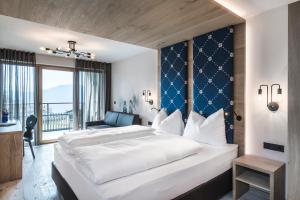Letto o letti in una camera di Luis & die Buabm - Gasthof Jenesien