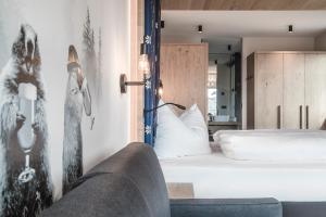 Letto o letti in una camera di Luis & die Buabm - Gasthof Jenesien