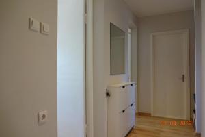 Habitación blanca con tocador y espejo. en Prenzel Apartments - Mai, en Pärnu