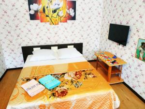 Tempat tidur dalam kamar di Apartment on Radishcheva 13