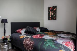 מיטה או מיטות בחדר ב-Het Zeeuwse Bloemenhuis