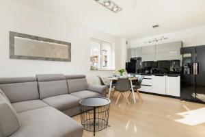 Kuchyňa alebo kuchynka v ubytovaní Apartamenty Polanki Park BASEN, SAUNA & SIŁOWNIA by Noclegi Renters