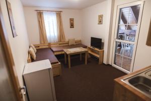 Kuchyňa alebo kuchynka v ubytovaní Apartmány Alpský Dům