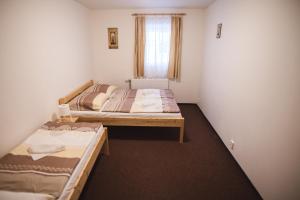Posteľ alebo postele v izbe v ubytovaní Apartmány Alpský Dům