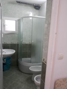 Koupelna v ubytování Apartments Jovanic with 2 bedrooms + 37 fotografií