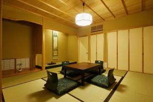 uma sala de jantar com mesa e cadeiras em HANARE KYOTO Onyado Hasegawa em Quioto