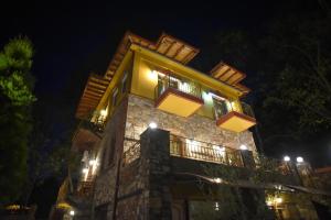 un edificio con luces encendidas por la noche en Santa Marina Guesthouse, en Kato Loutraki