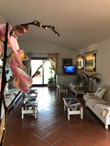 Hotel Piccolo Pevero في بورتو كيرفو: غرفة معيشة مع أريكة وطاولة