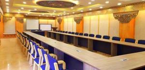 The business area and/or conference room at Hotel Manaslu