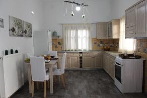 Una cocina con mesa y electrodomésticos blancos. en Mommy's House, en Angeliana 33 fotos más