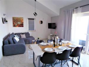 - un salon avec une table, des chaises et un canapé dans l'établissement Apartment Larum, à Zavala