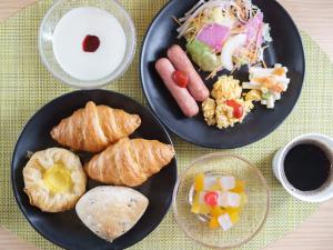 uma mesa com dois pratos de comida para o pequeno almoço em Super Hotel Kyoto Shijokawaramachi em Quioto
