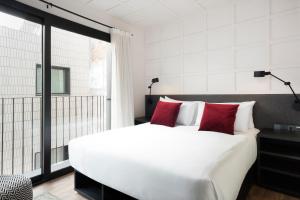 Postel nebo postele na pokoji v ubytování Yurbban Ramblas Boutique Hotel