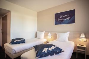 Rúm í herbergi á Ace Hôtel Clermont Ferrand La Pardieu