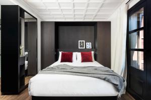 Postel nebo postele na pokoji v ubytování Yurbban Ramblas Boutique Hotel