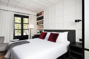 Postel nebo postele na pokoji v ubytování Yurbban Ramblas Boutique Hotel