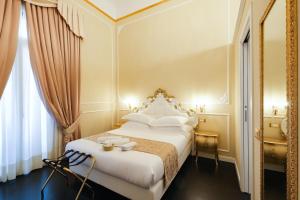 a bedroom with a white bed and a mirror at B&B Kingsman in Florence