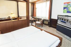 um quarto de hotel com duas camas e uma televisão em Hotel Café Schlack em Tuttlingen
