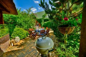 un patio con mesa, sillas y plantas en Dom Gościnny Emma Grzybowo, en Grzybowo