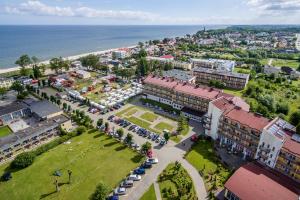 een luchtzicht op een stad met een park bij Hotel ***NAT Sarbinowo in Sarbinowo
