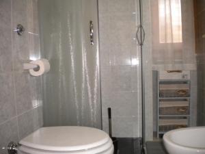 A bathroom at Villa Nespole e Vermentino Még 15 kép