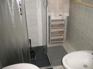 A bathroom at Villa Nespole e Vermentino