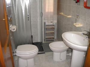 A bathroom at Villa Nespole e Vermentino