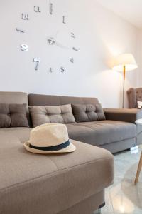 un sombrero sentado en un sofá en una sala de estar en John Apartments, en Dhrepanon