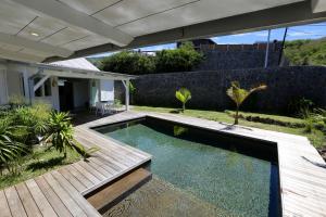 una piscina en el patio trasero de una casa en Kaza Blanka - Kaze Tropicale***** - Saint Leu - Réunion, en Saint-Leu