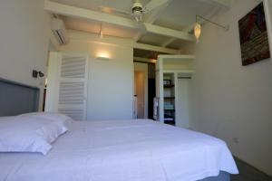 A bed or beds in a room at Kaza Blanka - Kaze Tropicale***** - Saint Leu - Réunion