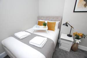 En eller flere senge i et værelse på Modern One Bed Apartment, by Kipz City Centre Chester - Amazing Location & Quiet!